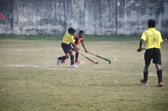 चंद्रभान गुप्त मैदान में खेले गए मैच के दाैरान गेंद के लिए संघर्ष करते गांधी क्लब और मो. शाहिद 