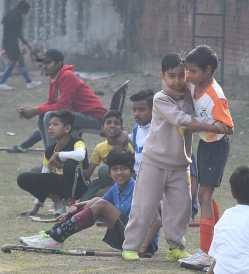 चंद्रभान गुप्त मैदान में खेले गए मैच के दाैरान गेंद के लिए संघर्ष करते गांधी क्लब और मो. शाहिद 
