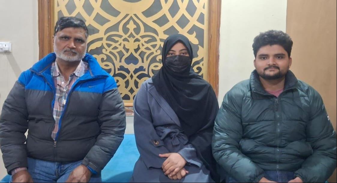 एयरपोर्ट पर बातचीत करती हुई ईरान से वापस आई छात्रा अर्श। स्रोत परिजन एयरपोर्ट पर बातचीत करती हुई ईरान से वापस आई छात्रा अर्श। स्रोत परिजन