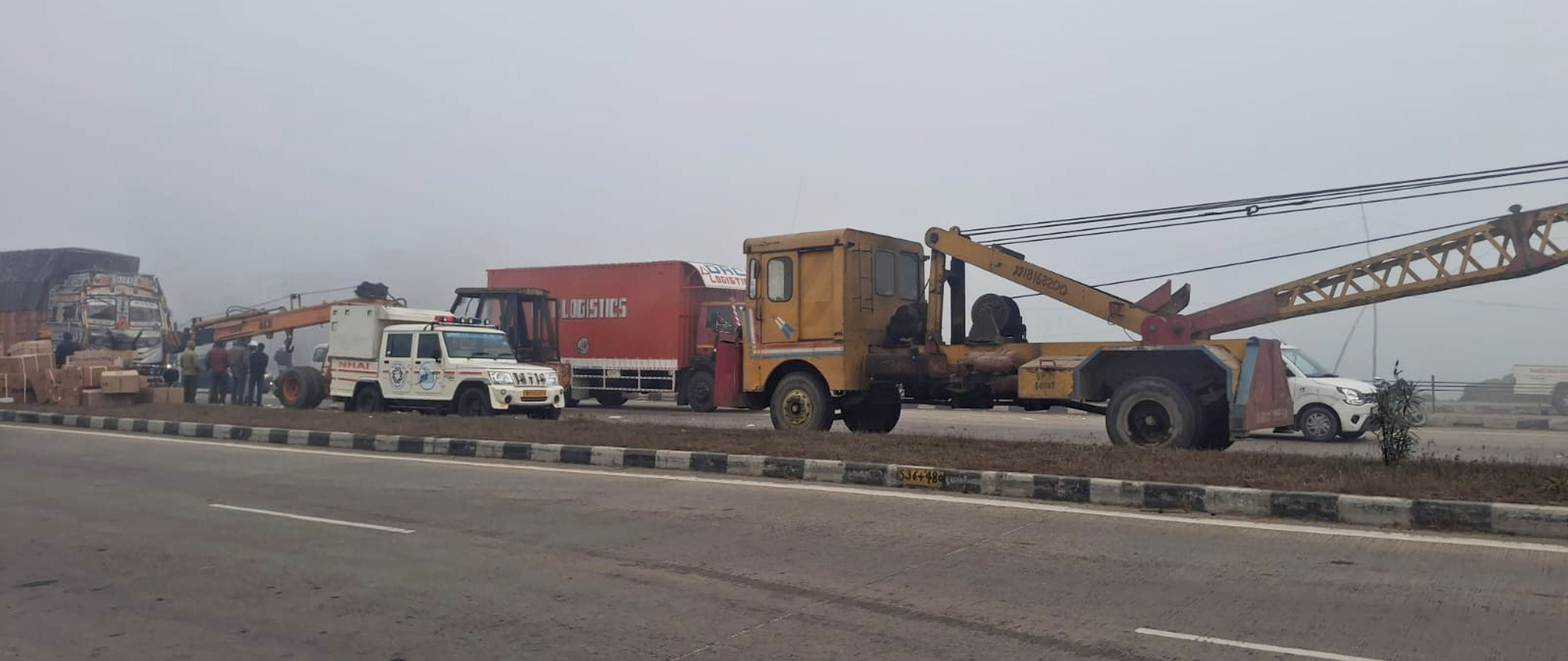 फोटो-11-हाईवे पर भिड़ंत के बाद खड़े वाहन। संवाद