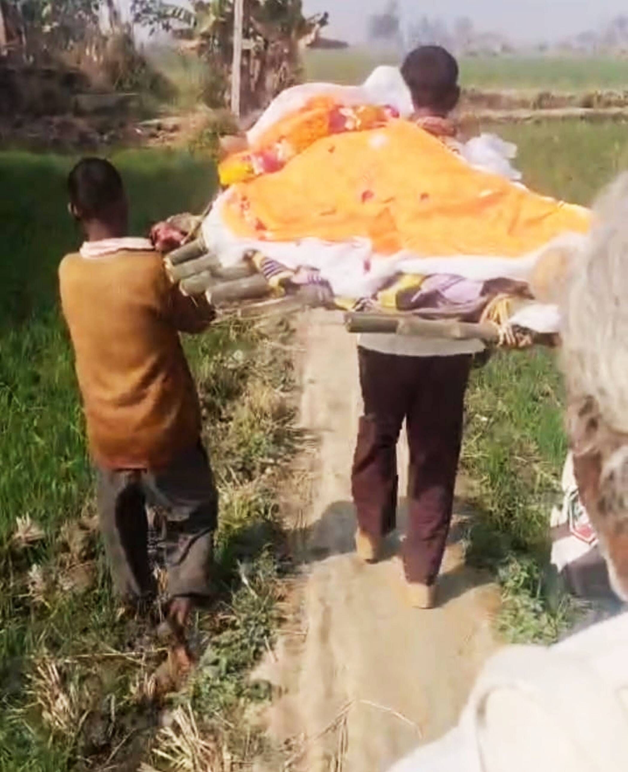 फोटो-19-गेहूं की फसल में पानी भरे खेत से अंतिम संस्कार के लिए शव ले जाते ग्रामीण। संवाद फोटो-19-गेहूं की फसल में पानी भरे खेत से अंतिम संस्कार के लिए शव ले जाते ग्रामीण। संवाद