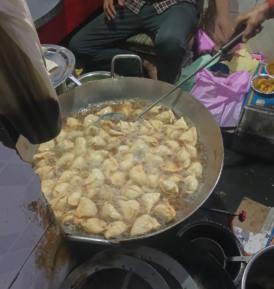 फोटो-23-कड़ाही में रखे चकलवंशी के मटके वाले रसगुल्ले। संवाद फोटो-23-कड़ाही में रखे चकलवंशी के मटके वाले रसगुल्ले। संवाद