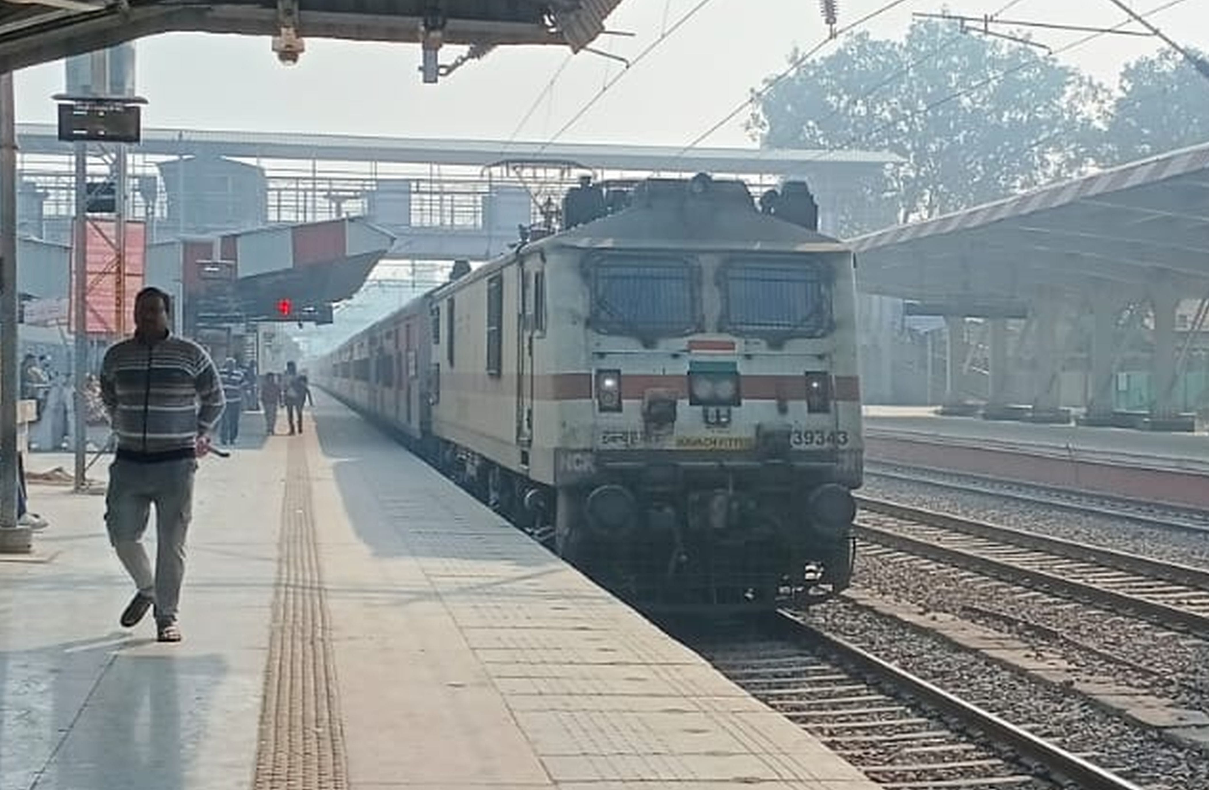 फोटो-25-प्रयागराज की ओर जाने के लिए खड़ी मेला स्पेशल ट्रेन। संवाद