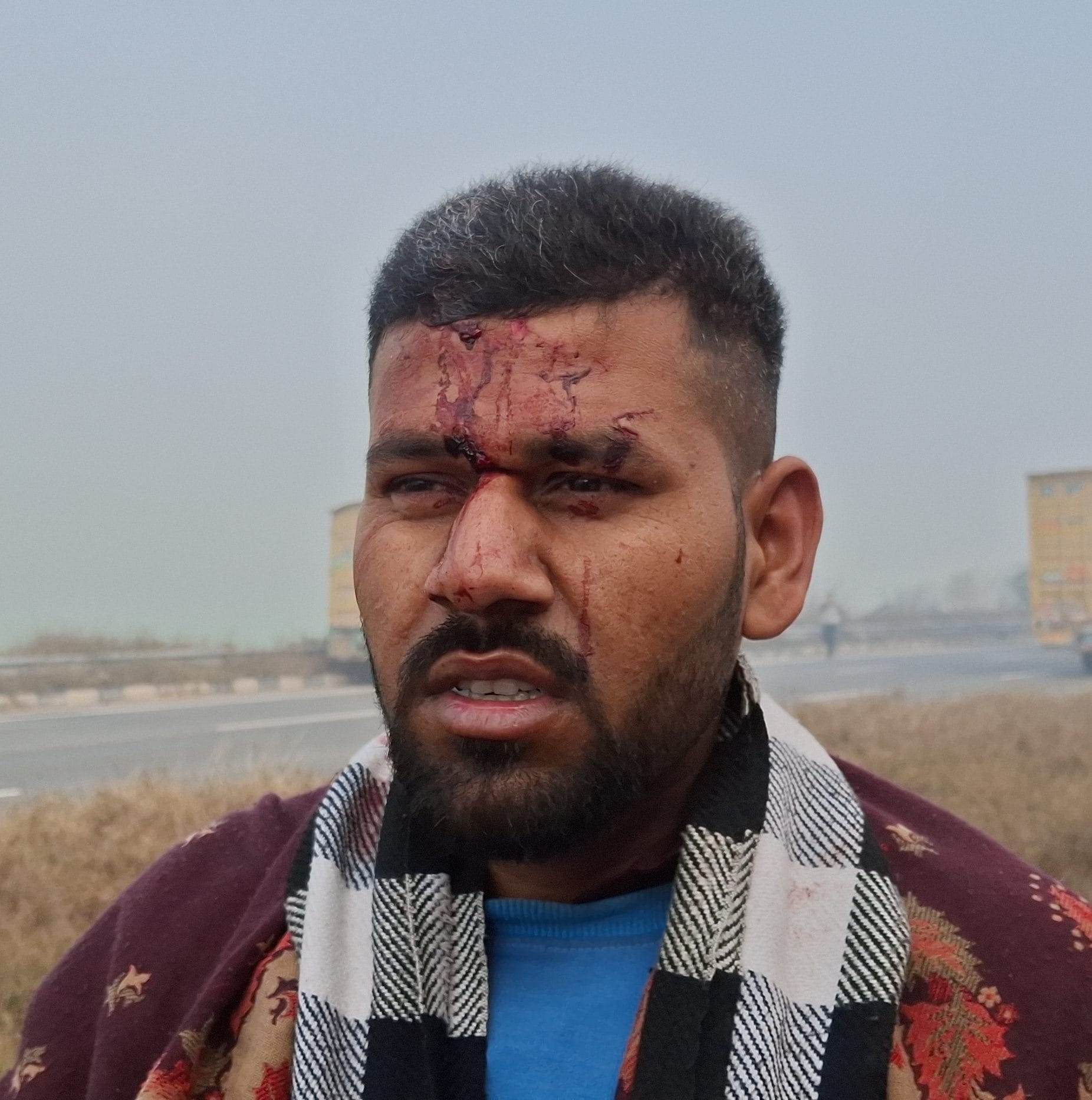 -फोटो 51 : केएमपी पर कोहरे में ट्रक के नीचे घुसी सफारी गाड़ी। संवाद