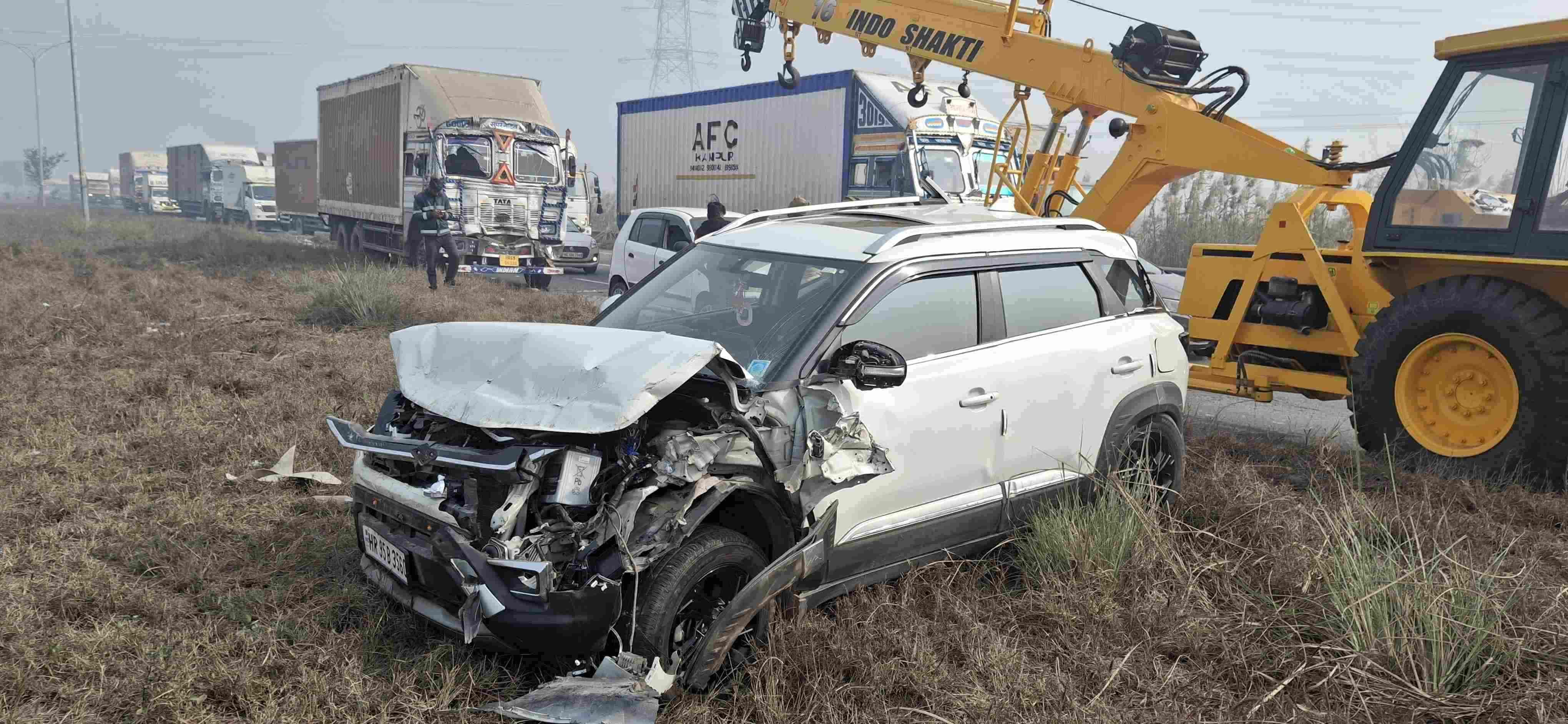 -फोटो 51 : केएमपी पर कोहरे में ट्रक के नीचे घुसी सफारी गाड़ी। संवाद