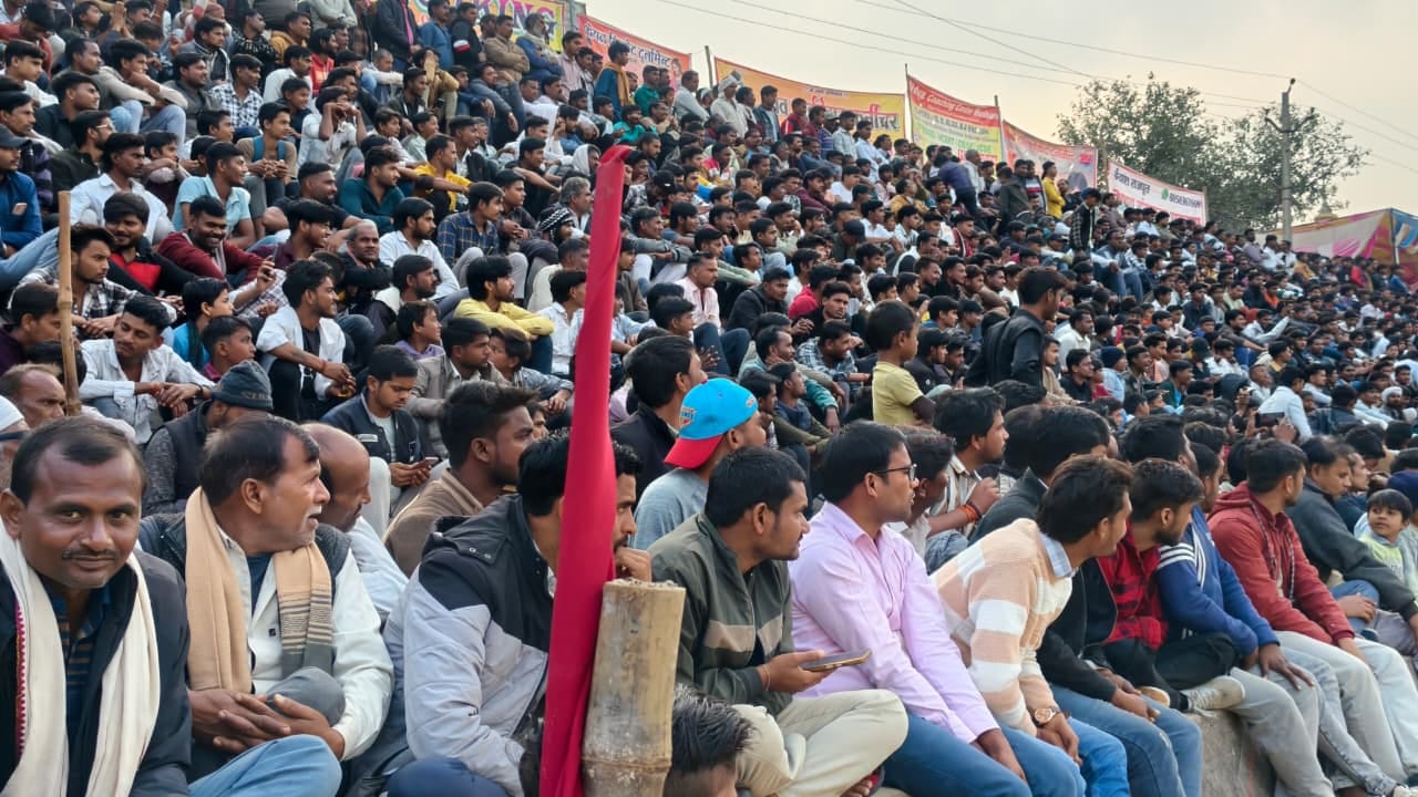 फोटो18एचएएमपी 32- विजेता टीम के कप्तान को ट्रॉफी व चेक सौंपते अतिथि। संवाद फोटो18एचएएमपी 32- विजेता टीम के कप्तान को ट्रॉफी व चेक सौंपते अतिथि। संवाद