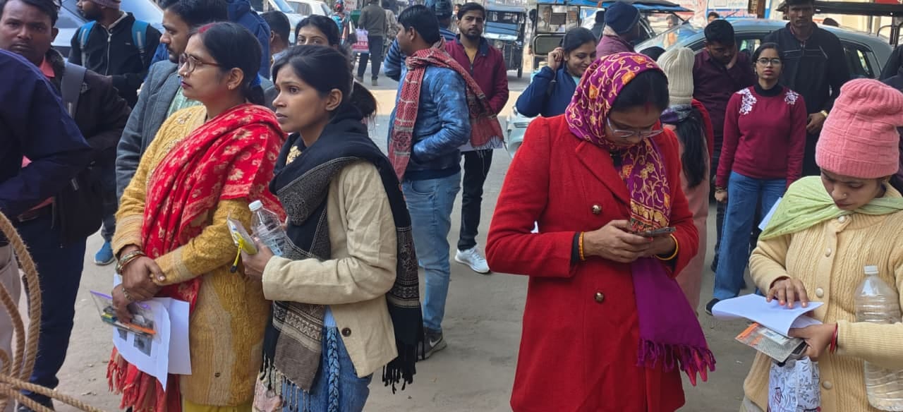 गोला रोड पर लगे जाम में फंसे लोग। संवाद गोला रोड पर लगे जाम में फंसे लोग। संवाद