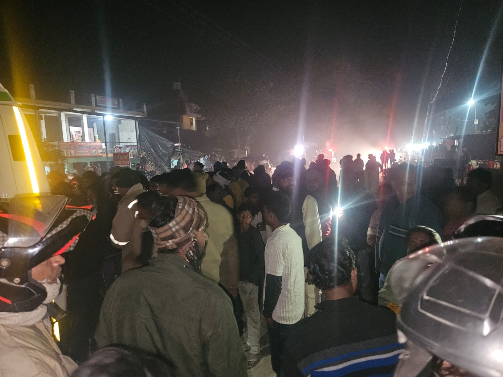 हादसे के बाद माैके पर माैजूद पुलिस एवं क्षतिग्रस्त स्कूटी। 