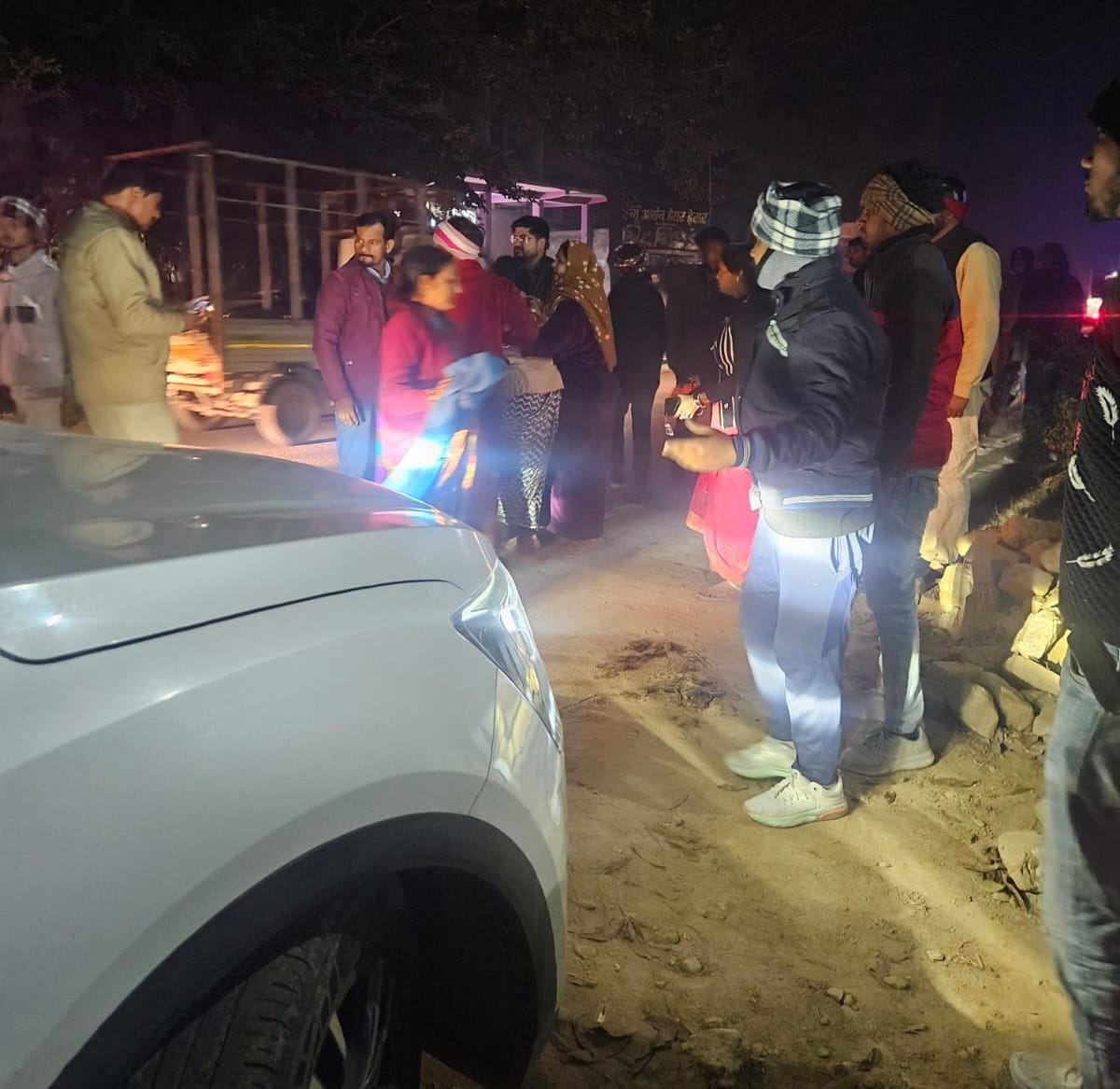 हादसे के बाद माैके पर माैजूद पुलिस एवं क्षतिग्रस्त स्कूटी। 