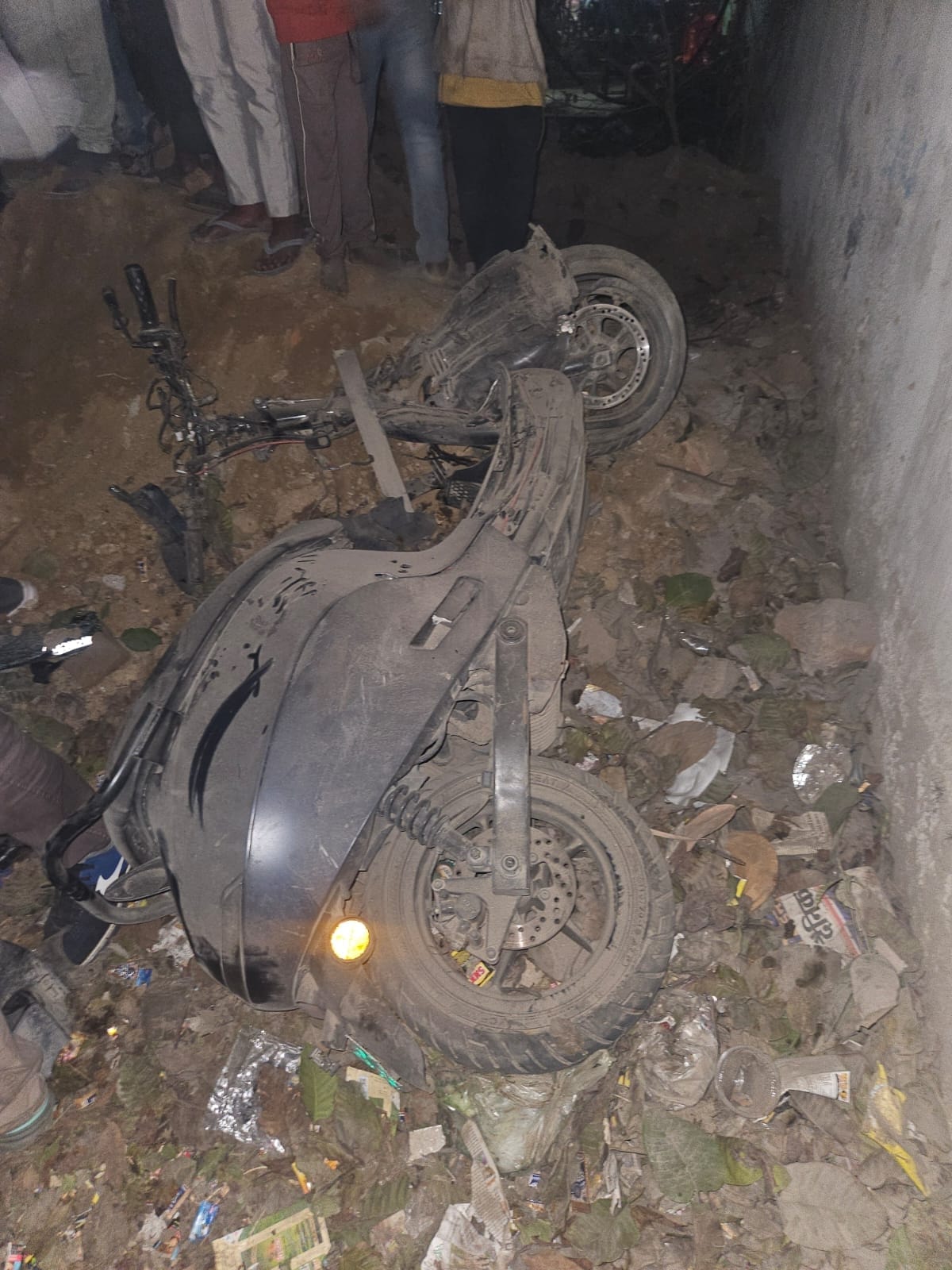 हादसे के बाद माैके पर माैजूद पुलिस एवं क्षतिग्रस्त स्कूटी। 