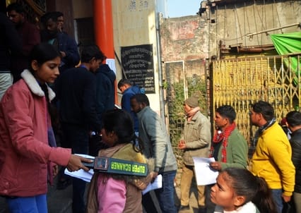 इस्लामियां इंटर कॉलेज केंद्र से परीक्षा देकर बाहर आते अभ्यर्थी। संवाद इस्लामियां इंटर कॉलेज केंद्र से परीक्षा देकर बाहर आते अभ्यर्थी। संवाद