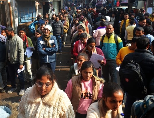 इस्लामियां इंटर कॉलेज केंद्र से परीक्षा देकर बाहर आते अभ्यर्थी। संवाद इस्लामियां इंटर कॉलेज केंद्र से परीक्षा देकर बाहर आते अभ्यर्थी। संवाद
