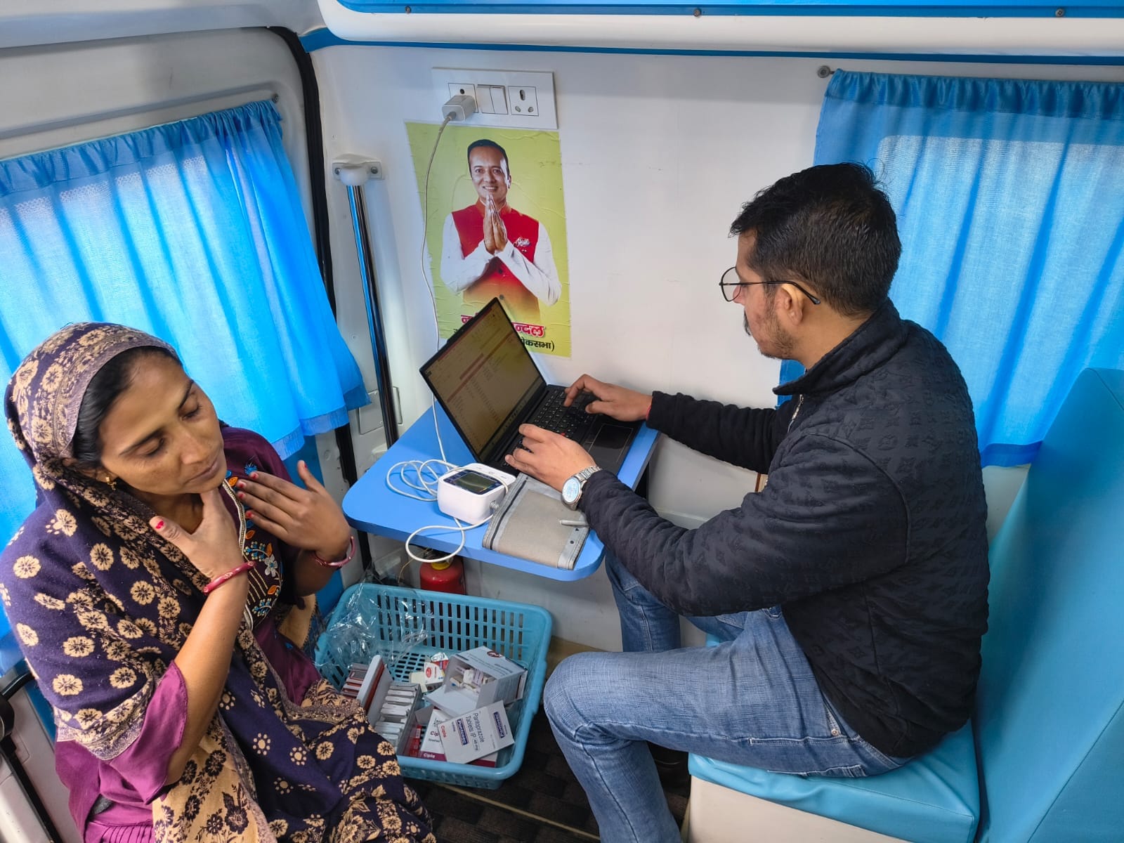 इस्माईलाबाद। शिविर में मरीजों की जांच करते चिकित्सक। विज्ञप्ति