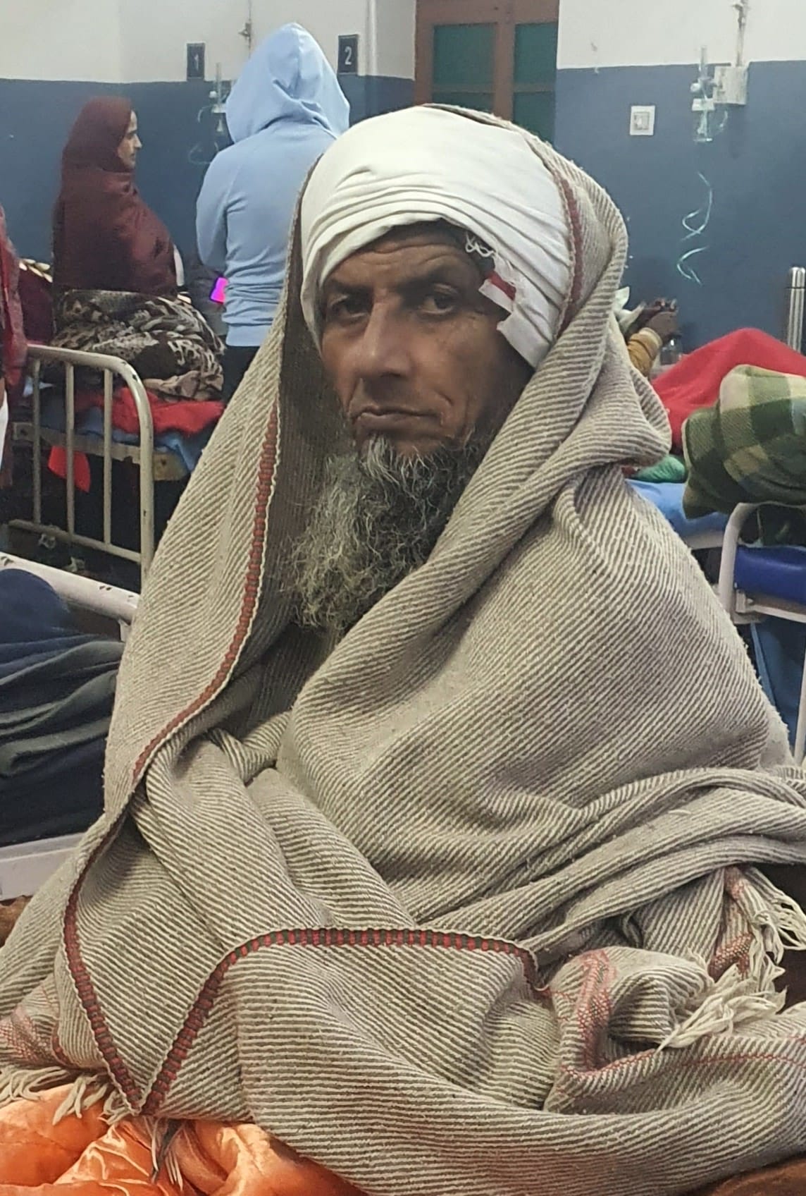 जिला अस्पताल के रैन बसेरे में बिना स्टाफ के ही जलता हीटर। अस्पताल लाइव की खबर का फोटो।