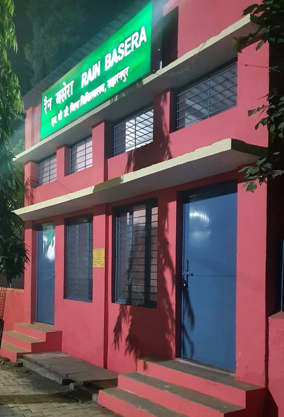 जिला अस्पताल के रैन बसेरे में बिना स्टाफ के ही जलता हीटर। अस्पताल लाइव की खबर का फोटो।