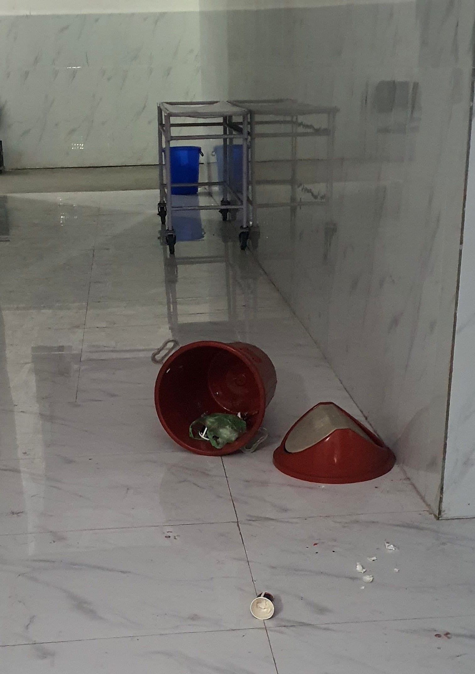 जिला अस्पताल के रैन बसेरे में बिना स्टाफ के ही जलता हीटर। अस्पताल लाइव की खबर का फोटो।