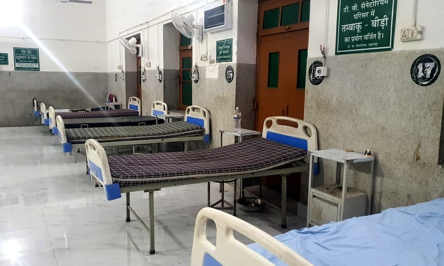 जिला अस्पताल के रैन बसेरे में बिना स्टाफ के ही जलता हीटर। अस्पताल लाइव की खबर का फोटो।