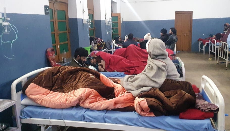 जिला अस्पताल के रैन बसेरे में बिना स्टाफ के ही जलता हीटर। अस्पताल लाइव की खबर का फोटो।