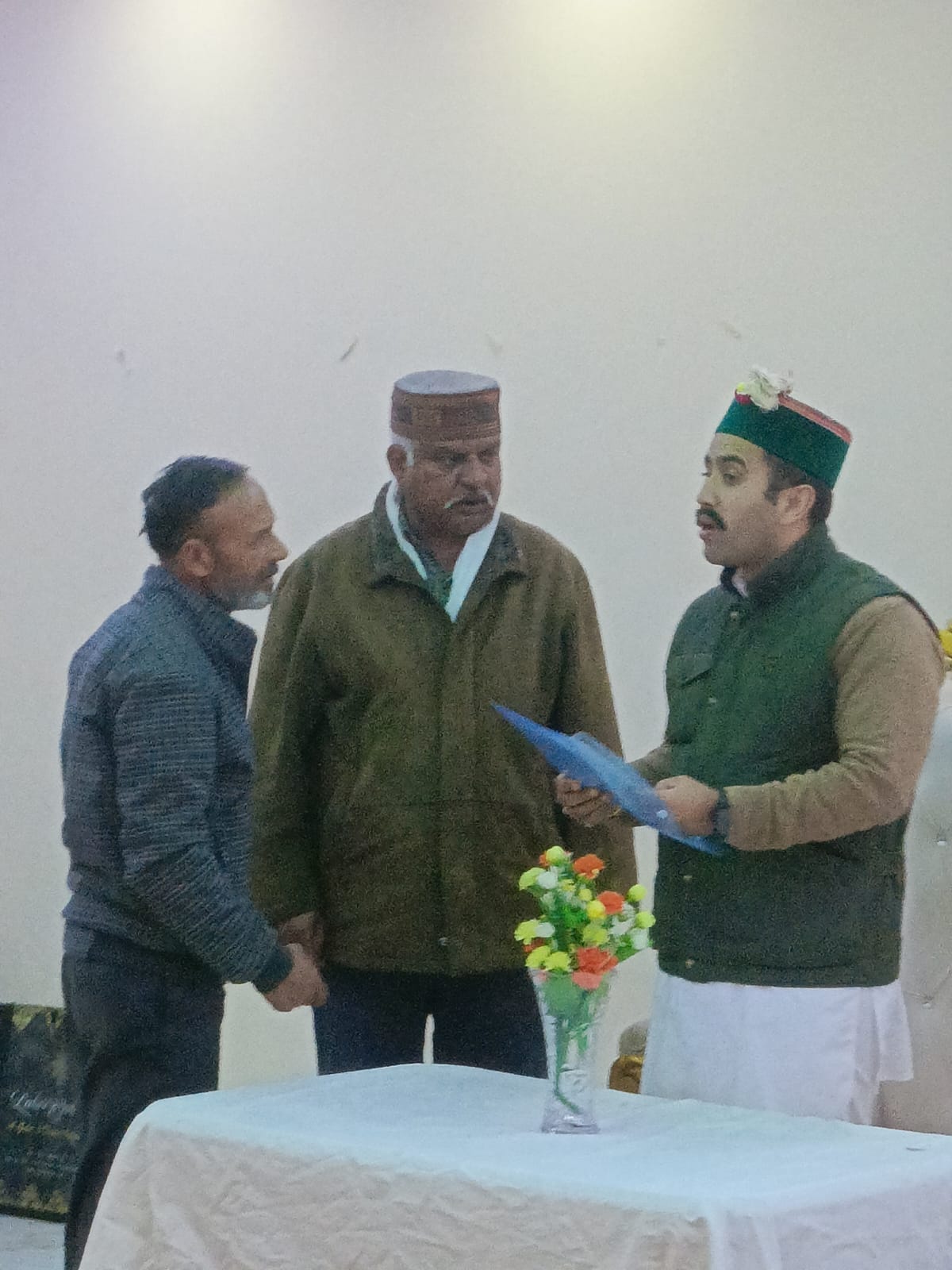 जाठिया देवी में भूमि अधिग्रहण के विरोध में आयाेजित बैठक में भाग लेते ग्रामीण और मंत्री विक्रमा जाठिया देवी में भूमि अधिग्रहण के विरोध में आयाेजित बैठक में भाग लेते ग्रामीण और मंत्री विक्रमा