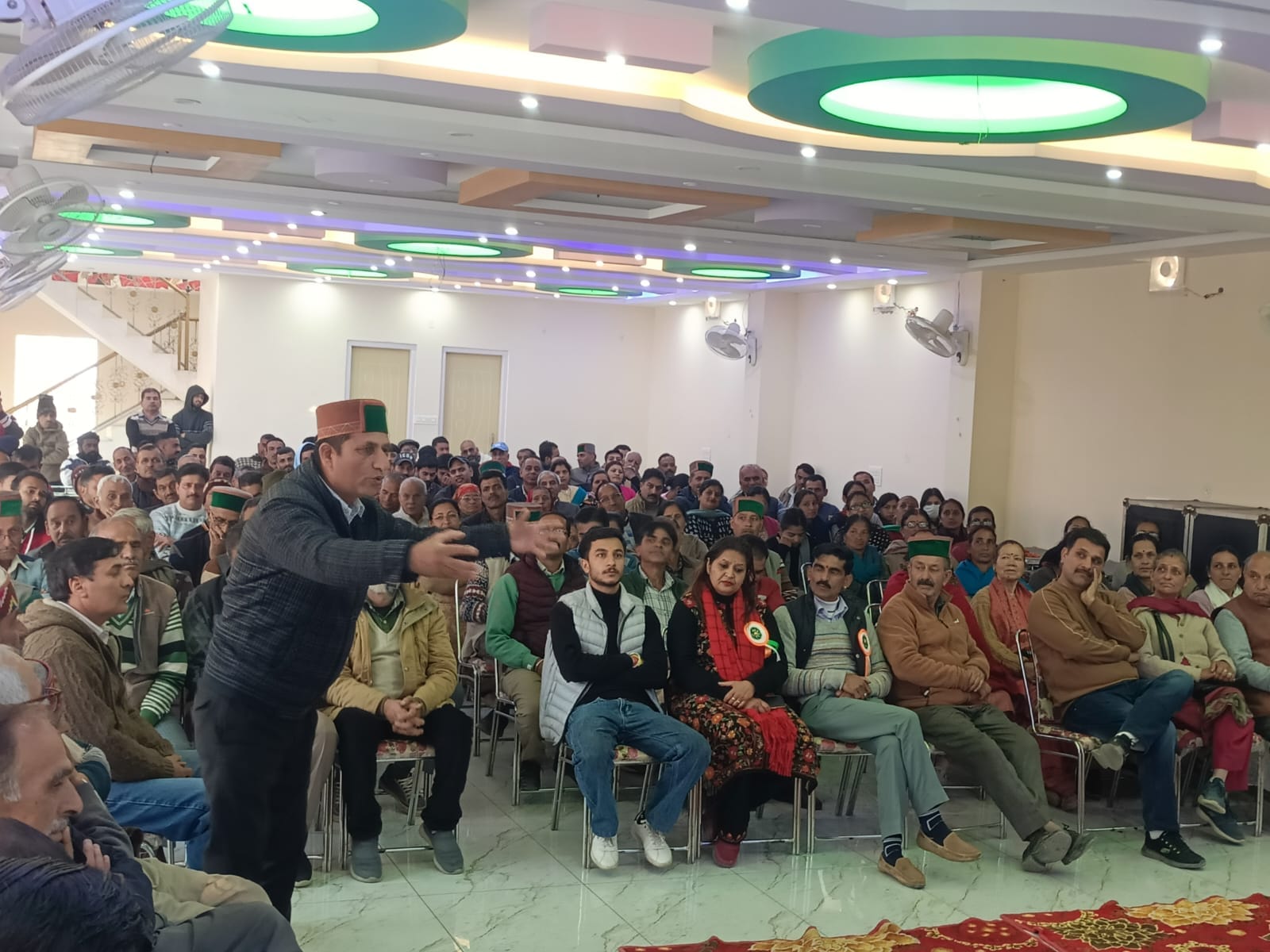 जाठिया देवी में भूमि अधिग्रहण के विरोध में आयाेजित बैठक में भाग लेते ग्रामीण और मंत्री विक्रमा जाठिया देवी में भूमि अधिग्रहण के विरोध में आयाेजित बैठक में भाग लेते ग्रामीण और मंत्री विक्रमा