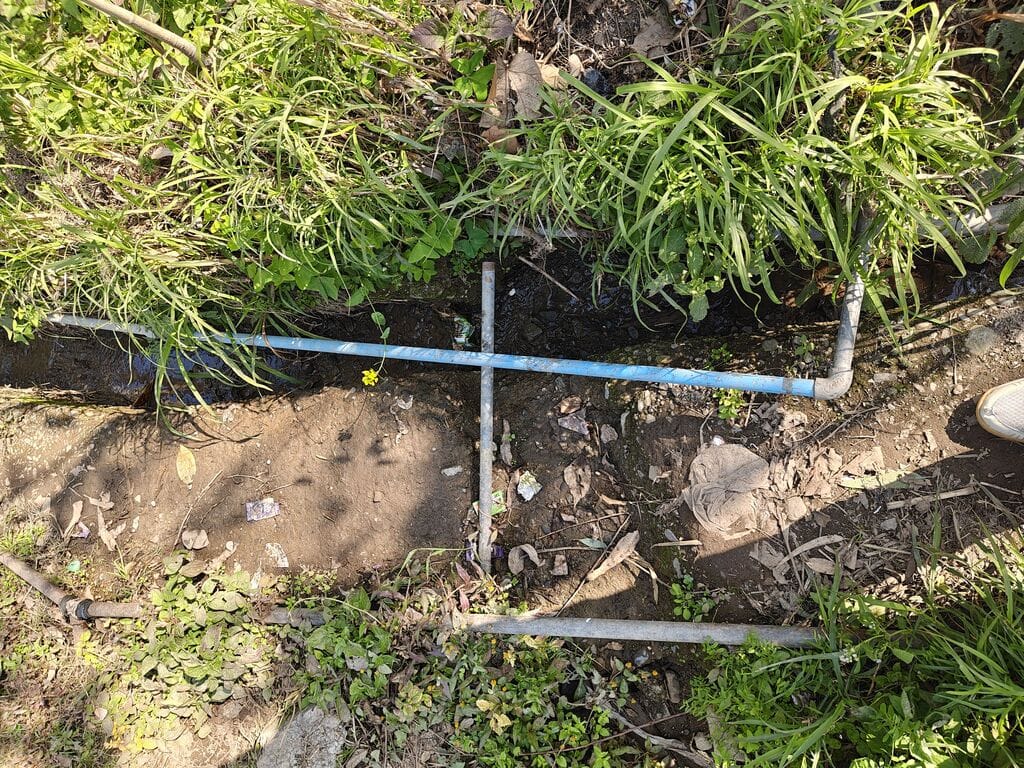 कंडेला पंचायत में प्लास्टिक और रबर से जोड़ी गई पेयजल पाइप लाइन। संवाद