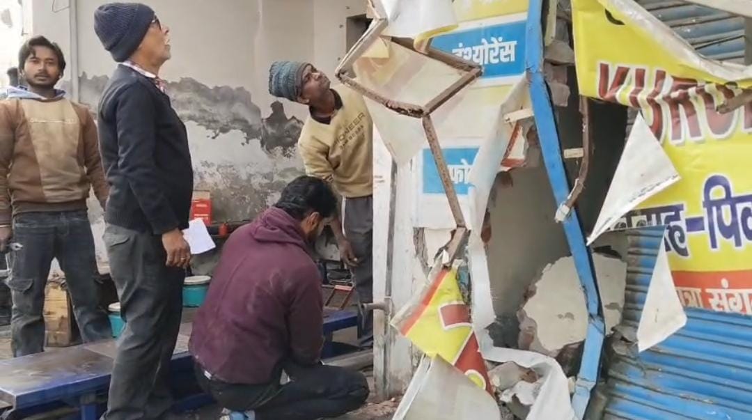 कुरुक्षेत्र। टूटी पड़ी ग्रिल। संवाद