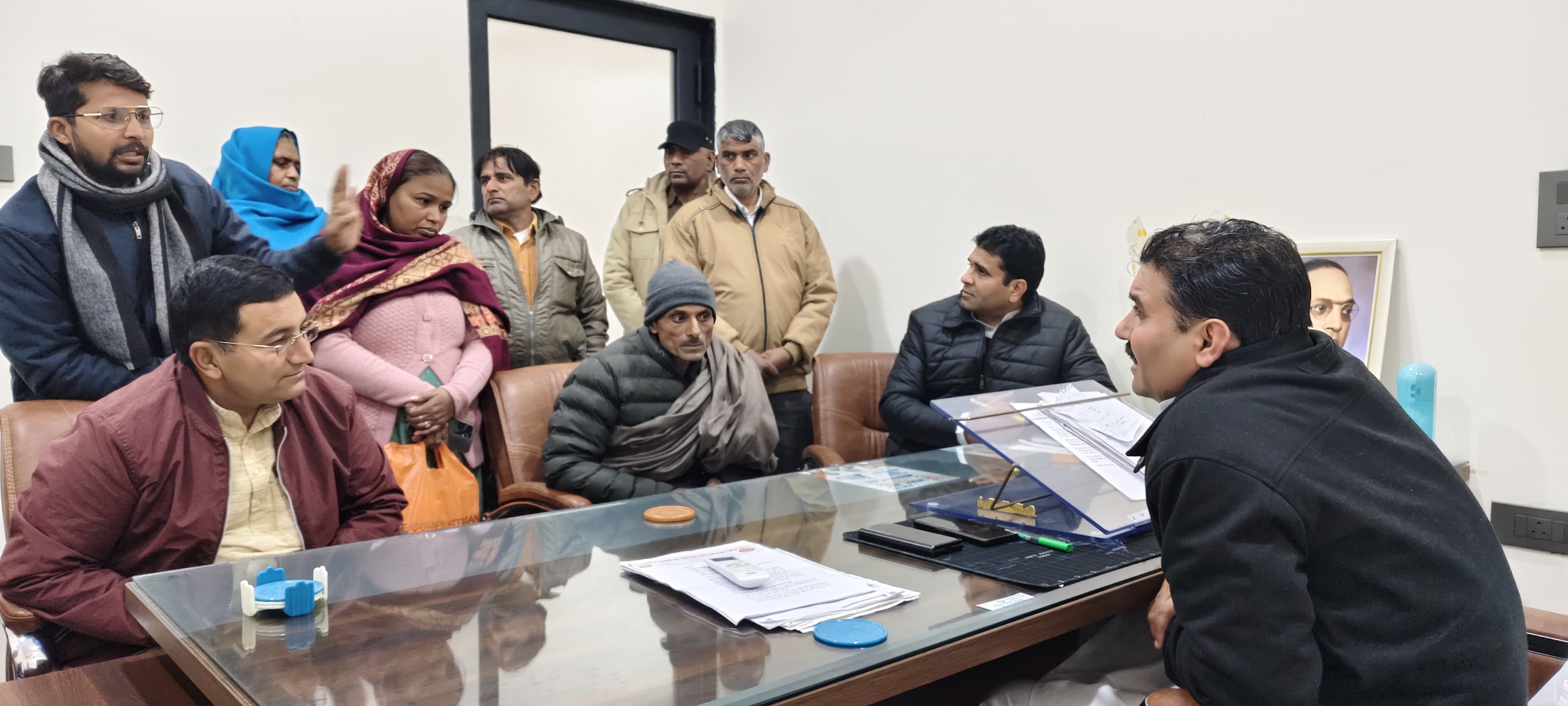 कार्यालय में आमजन की समस्याएं सुनते विधायक जांबा।