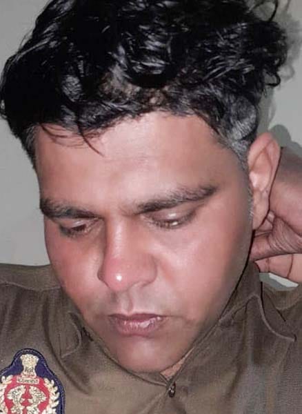 खुटार में यूपी-112 की गाड़ी पलटने से घायल सिपाही अजय कुमार। संवाद खुटार में यूपी-112 की गाड़ी पलटने से घायल सिपाही अजय कुमार। संवाद