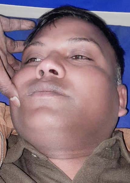 खुटार में यूपी-112 की गाड़ी पलटने से घायल सिपाही अजय कुमार। संवाद खुटार में यूपी-112 की गाड़ी पलटने से घायल सिपाही अजय कुमार। संवाद