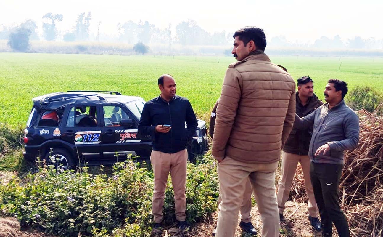 खुटार में यूपी-112 की गाड़ी पलटने से घायल सिपाही अजय कुमार। संवाद खुटार में यूपी-112 की गाड़ी पलटने से घायल सिपाही अजय कुमार। संवाद