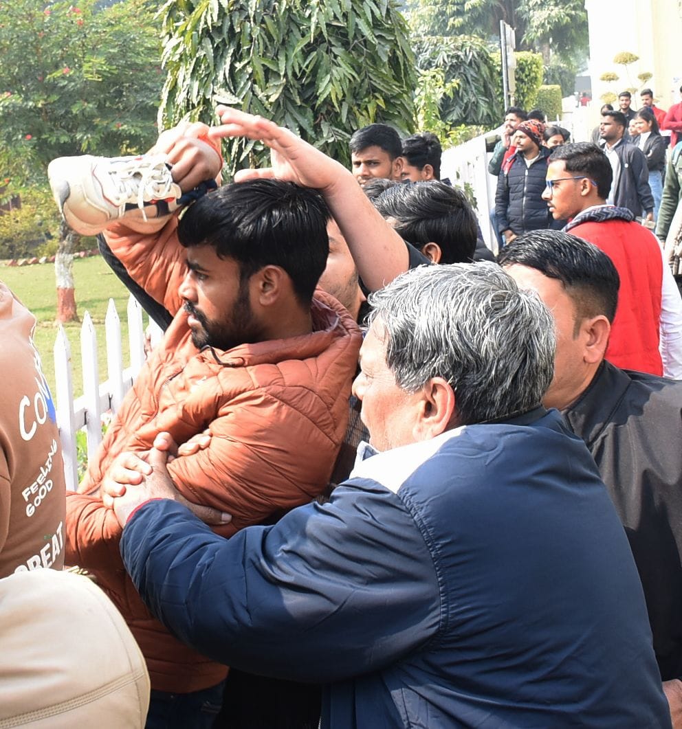 लखनऊ विवि में दो छात्र गुटों की भिड़ंत