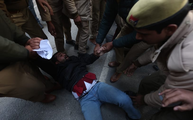 लखनऊ विवि में दो छात्र गुटों की भिड़ंत