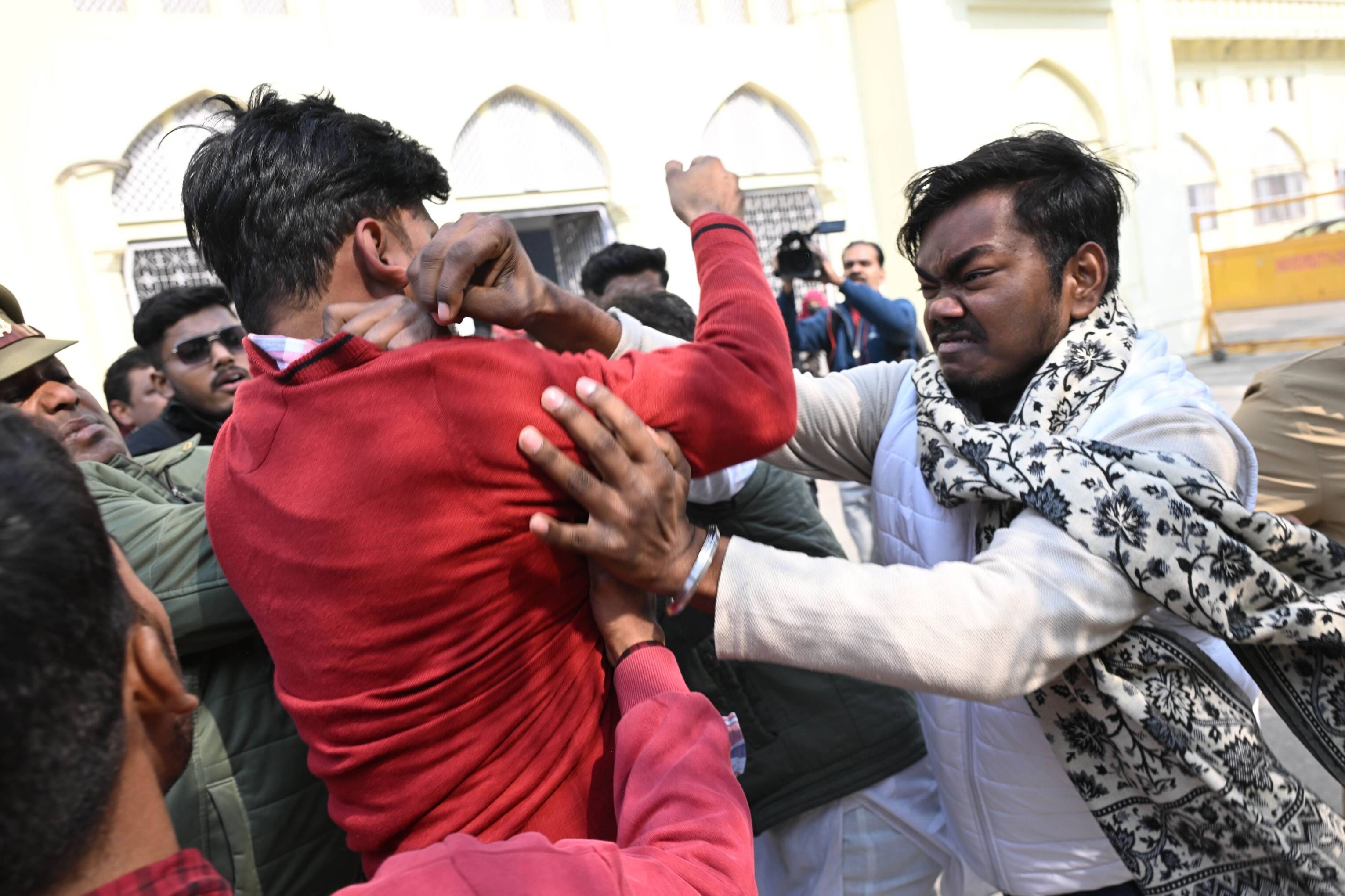 लखनऊ विवि में दो छात्र गुटों की भिड़ंत