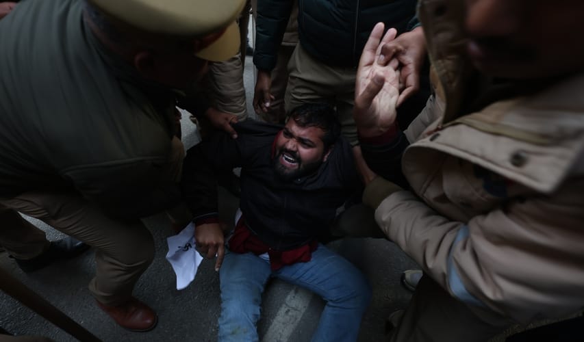 लखनऊ विवि में दो छात्र गुटों की भिड़ंत
