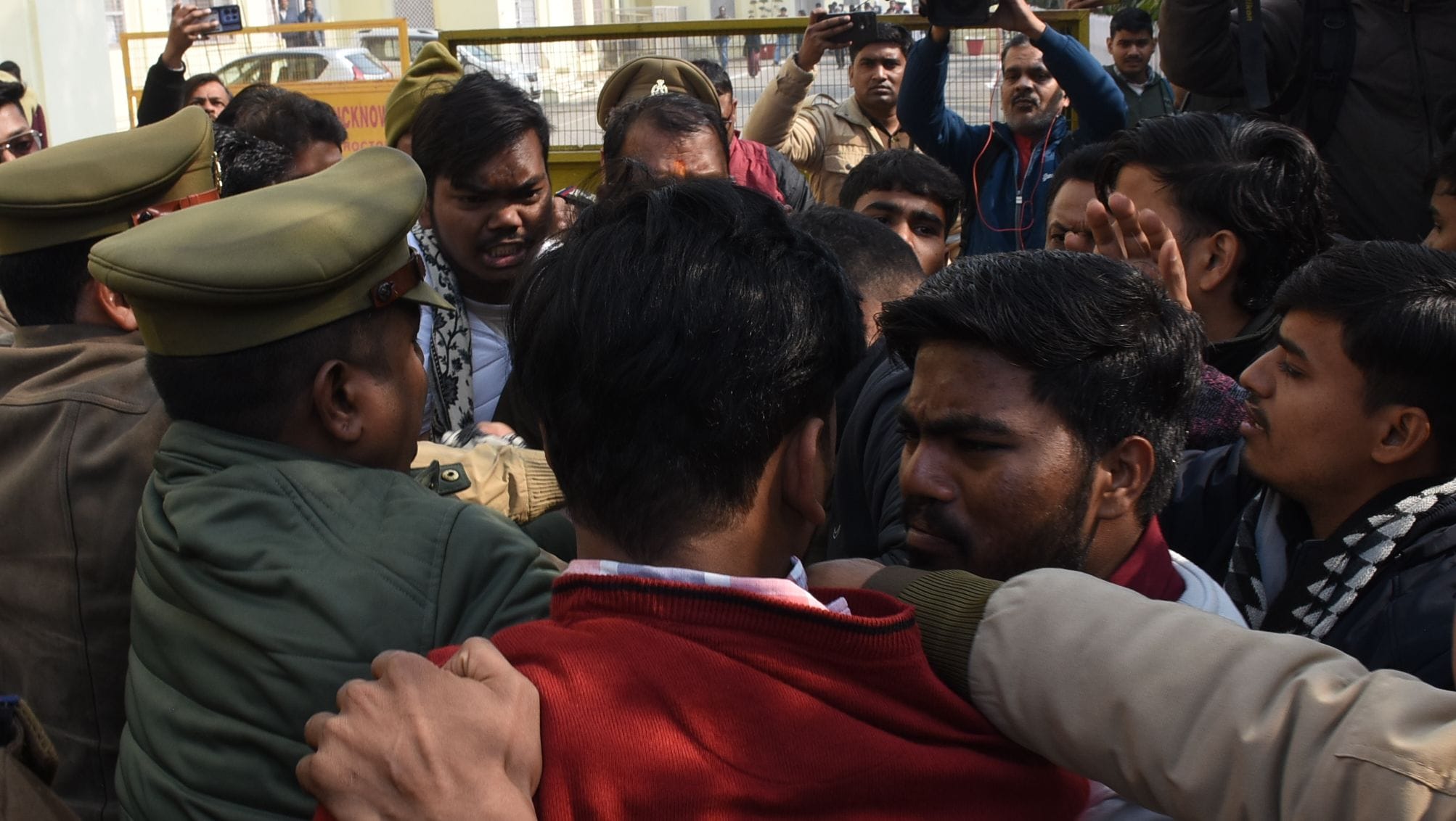 लखनऊ विवि में दो छात्र गुटों की भिड़ंत