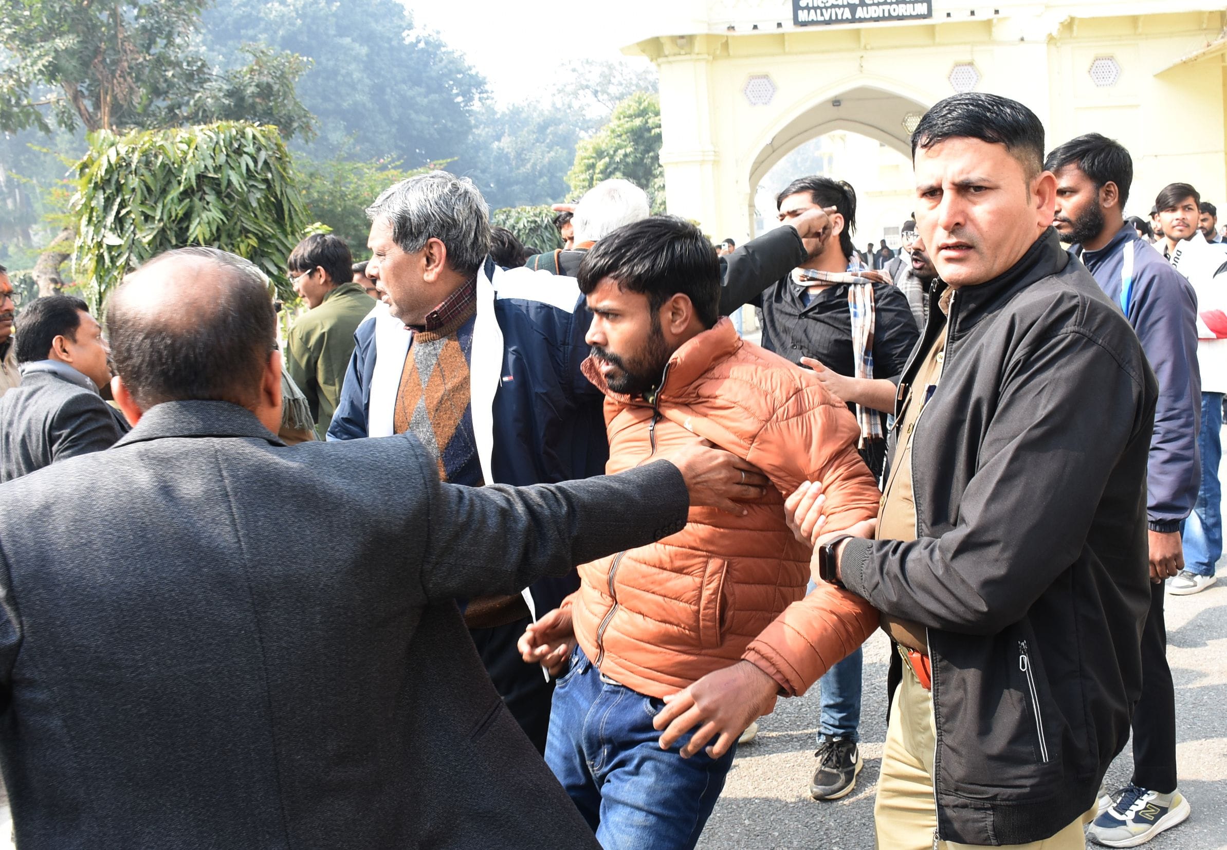 लखनऊ विवि में दो छात्र गुटों की भिड़ंत