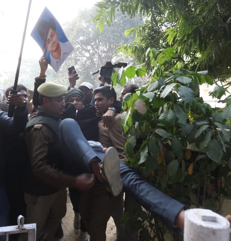 लखनऊ विवि में दो छात्र गुटों की भिड़ंत