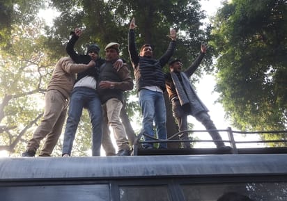 लखनऊ विवि में दो छात्र गुटों की भिड़ंत