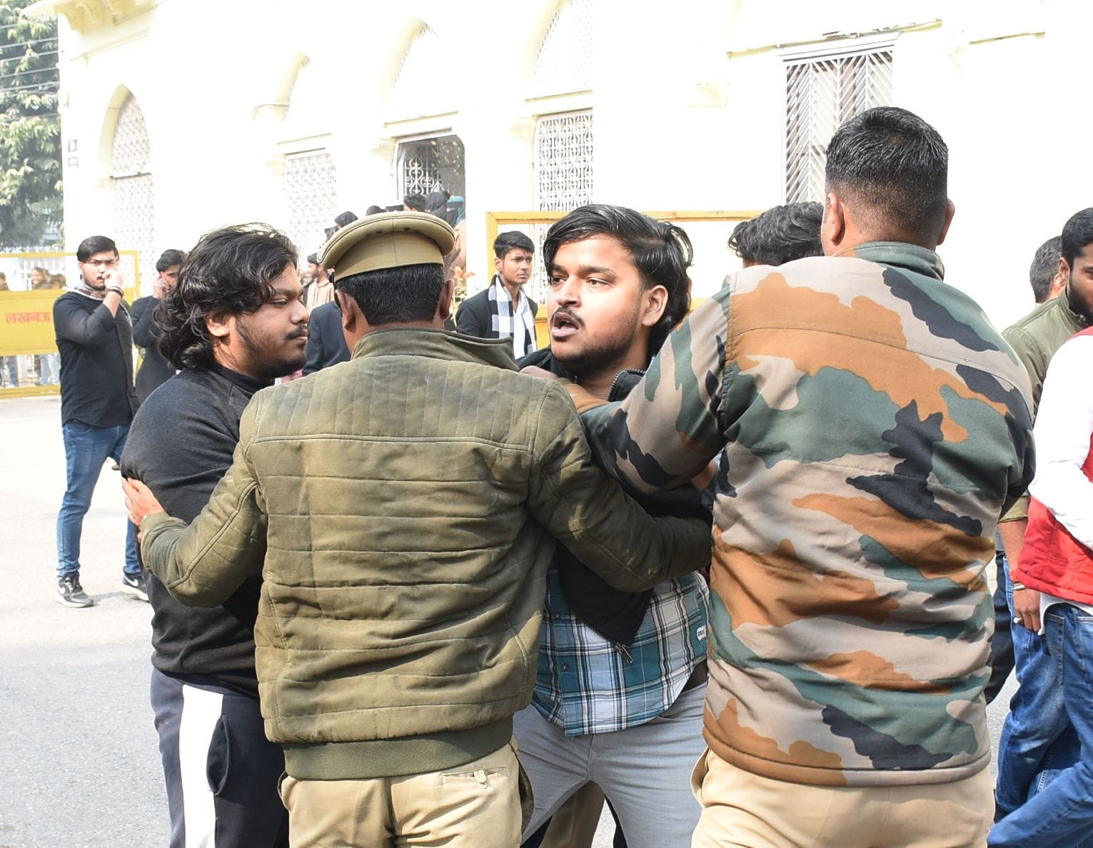 लखनऊ विवि में दो छात्र गुटों की भिड़ंत