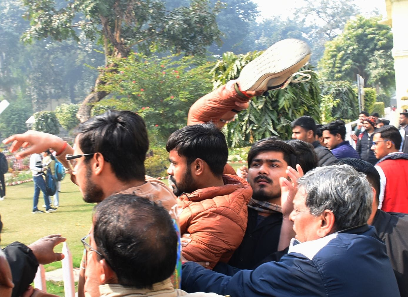लखनऊ विवि में दो छात्र गुटों की भिड़ंत