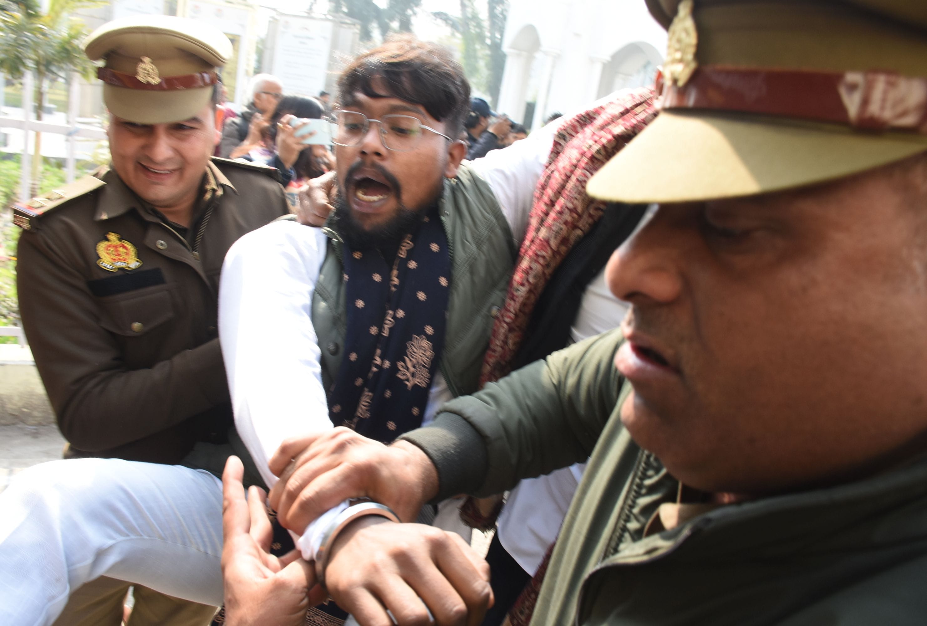 लखनऊ विवि में दो छात्र गुटों की भिड़ंत