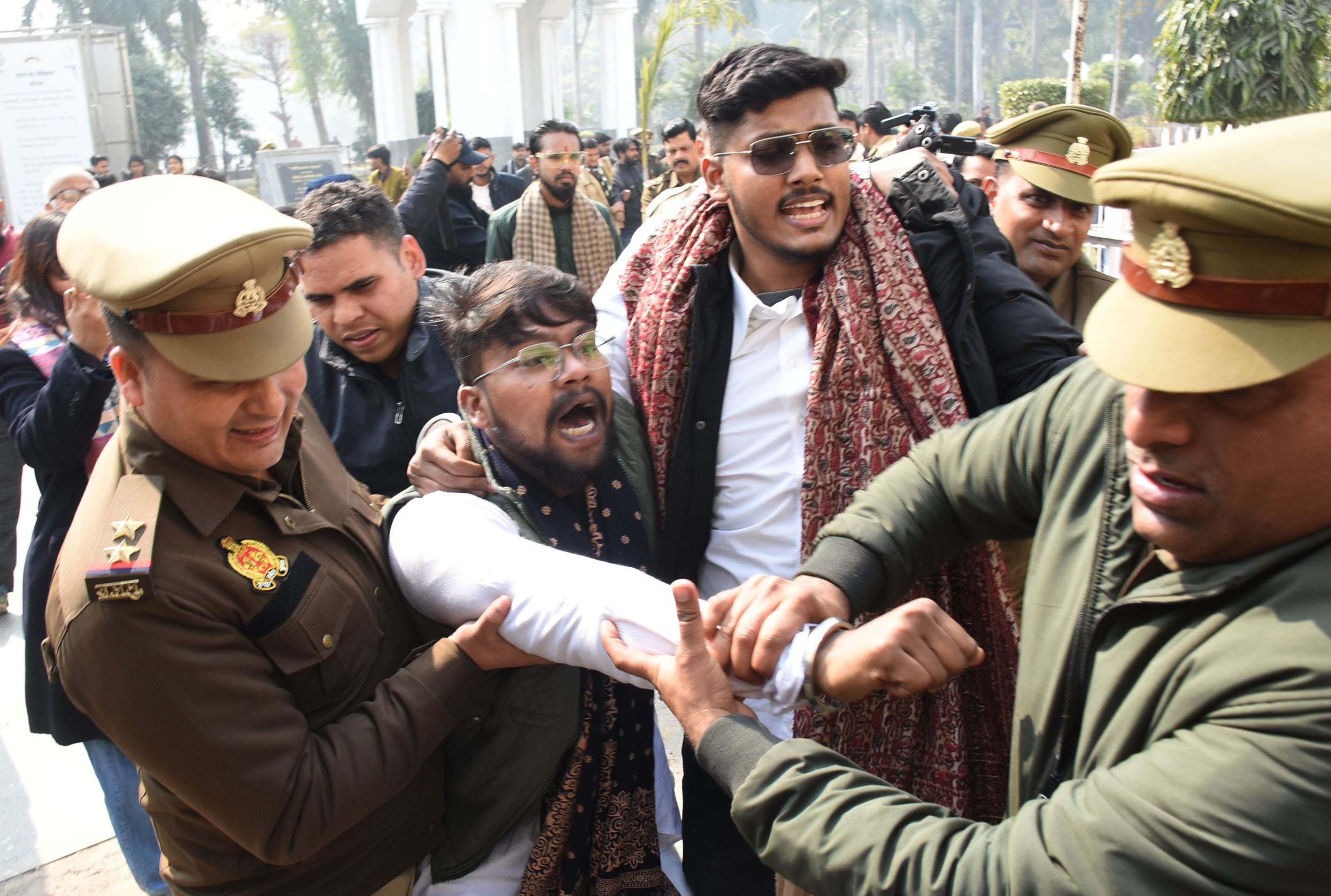 लखनऊ विवि में दो छात्र गुटों की भिड़ंत