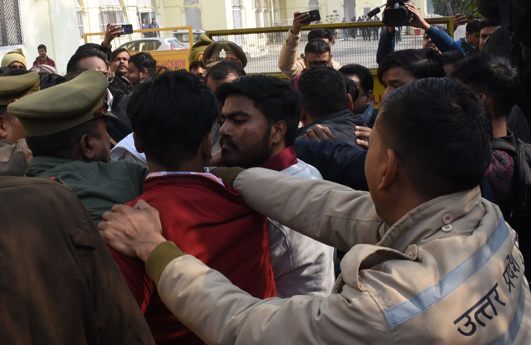 लखनऊ विवि में दो छात्र गुटों की भिड़ंत