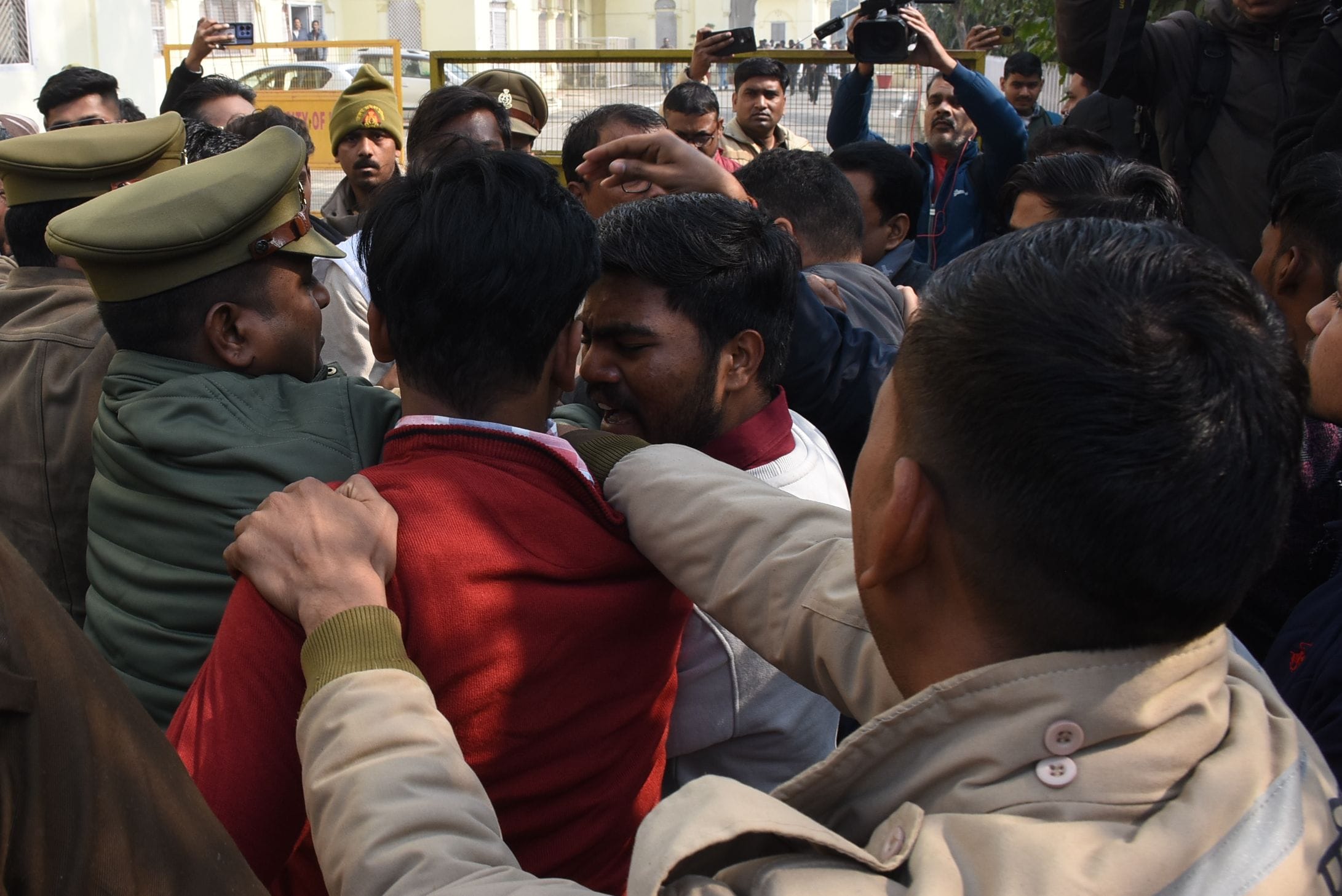 लखनऊ विवि में दो छात्र गुटों की भिड़ंत