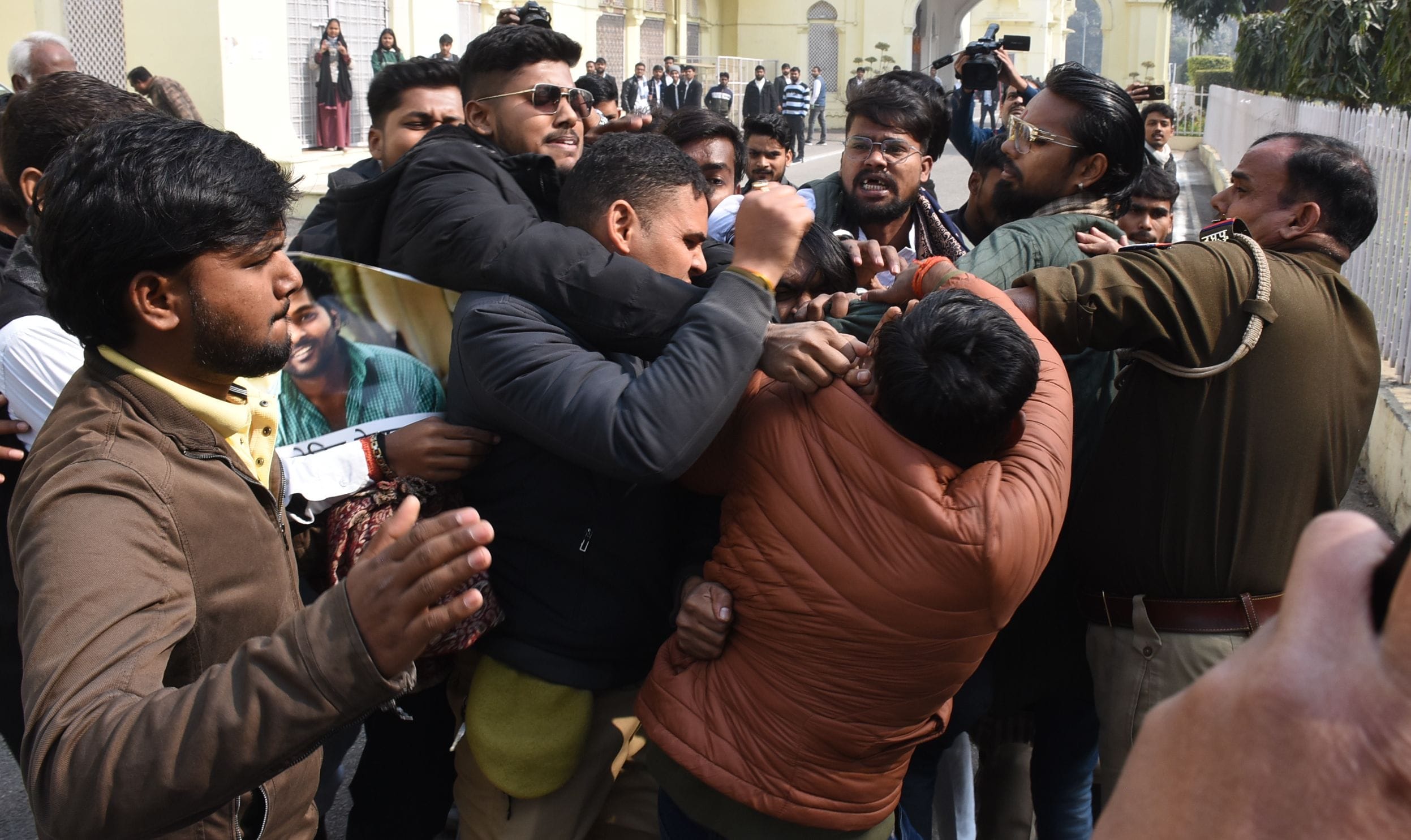 लखनऊ विवि में दो छात्र गुटों की भिड़ंत