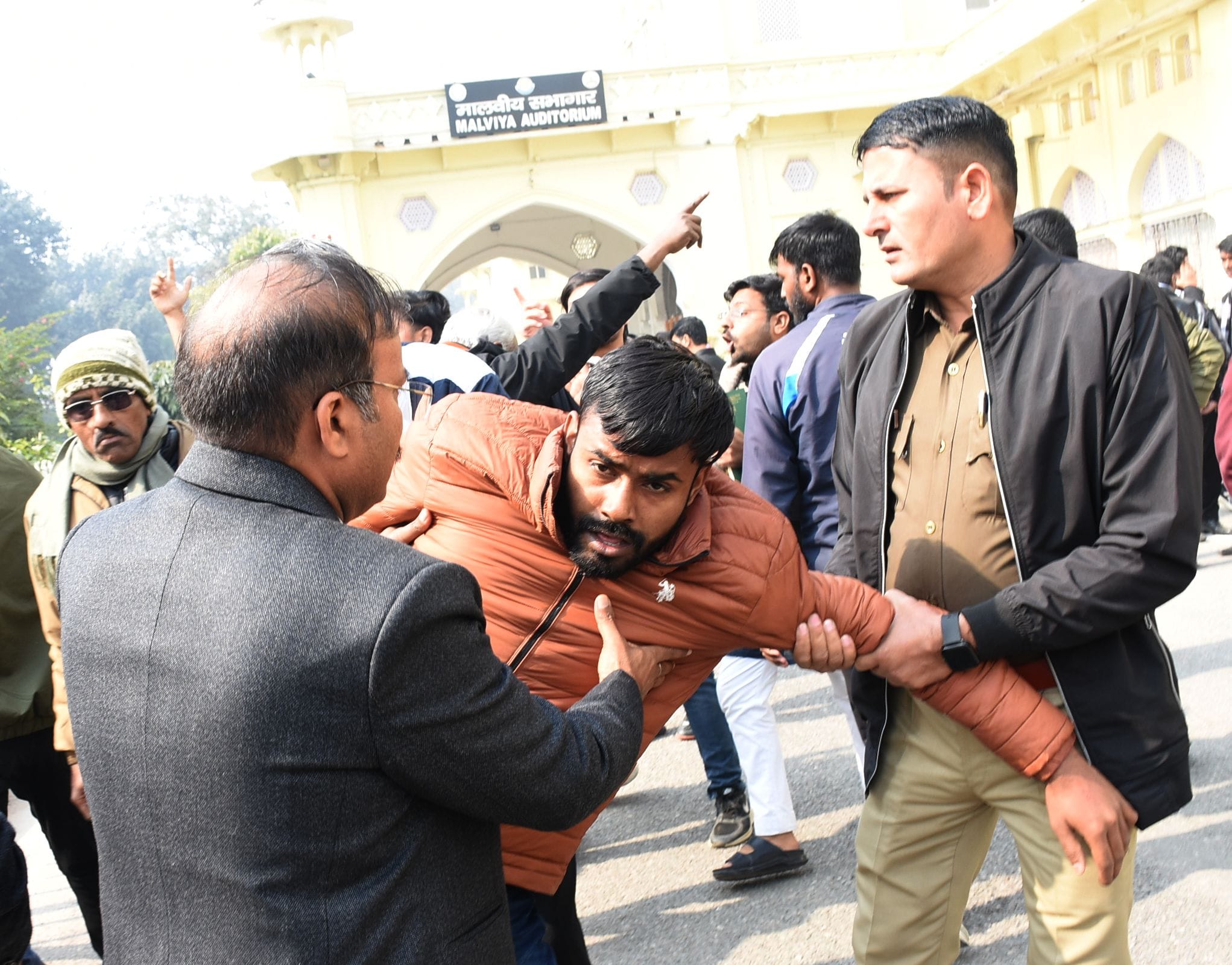 लखनऊ विवि में दो छात्र गुटों की भिड़ंत