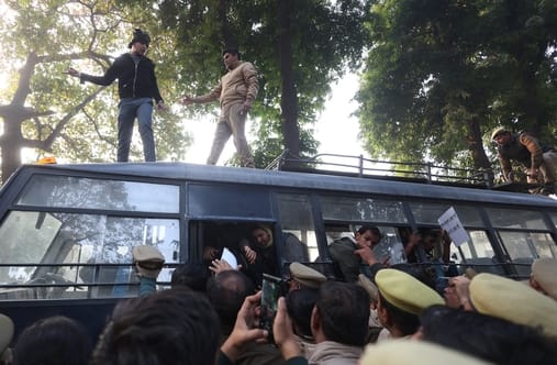 लखनऊ विवि में दो छात्र गुटों की भिड़ंत