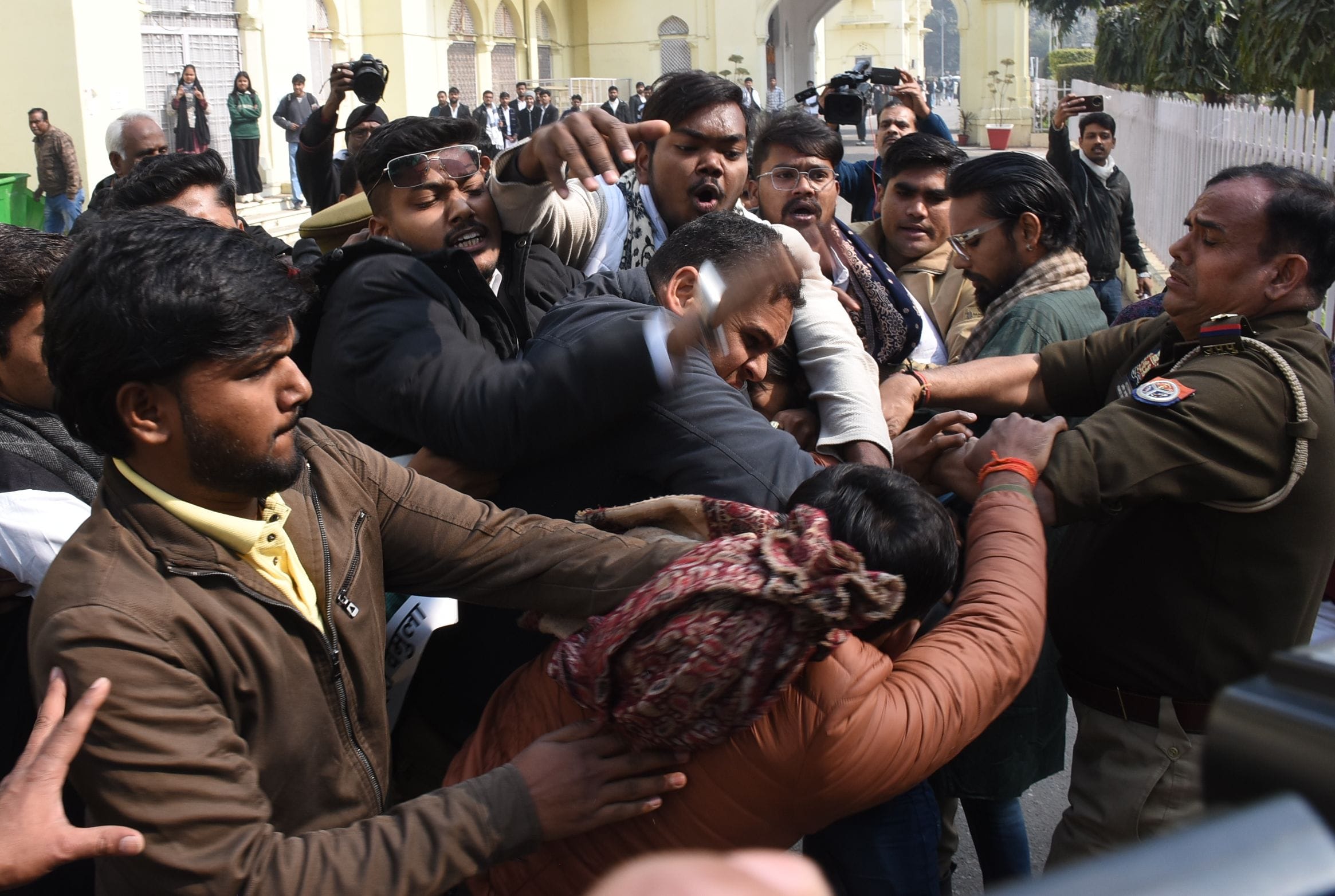 लखनऊ विवि में दो छात्र गुटों की भिड़ंत