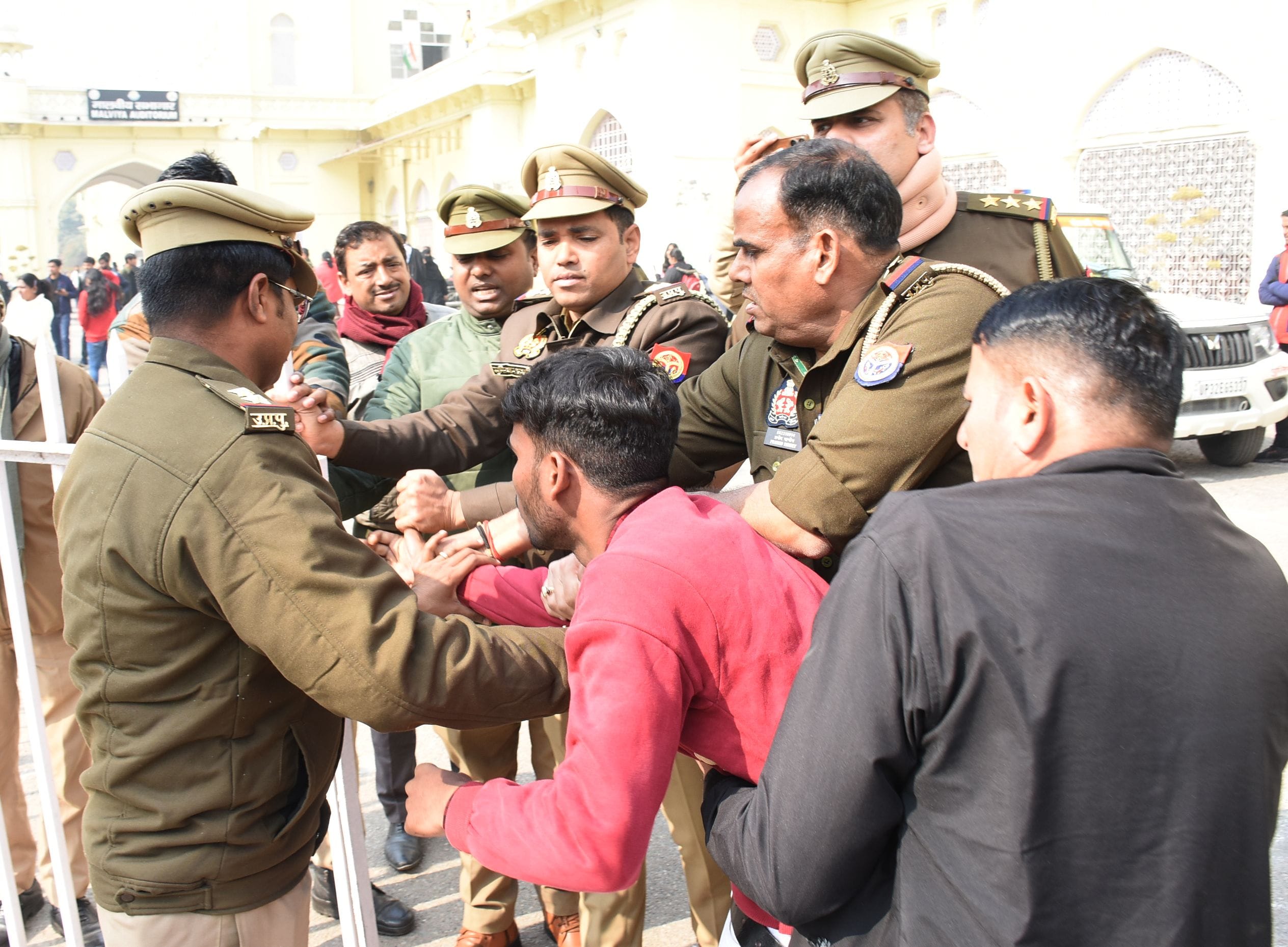 लखनऊ विवि में दो छात्र गुटों की भिड़ंत