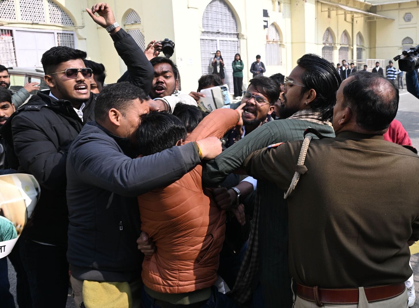 लखनऊ विवि में दो छात्र गुटों की भिड़ंत